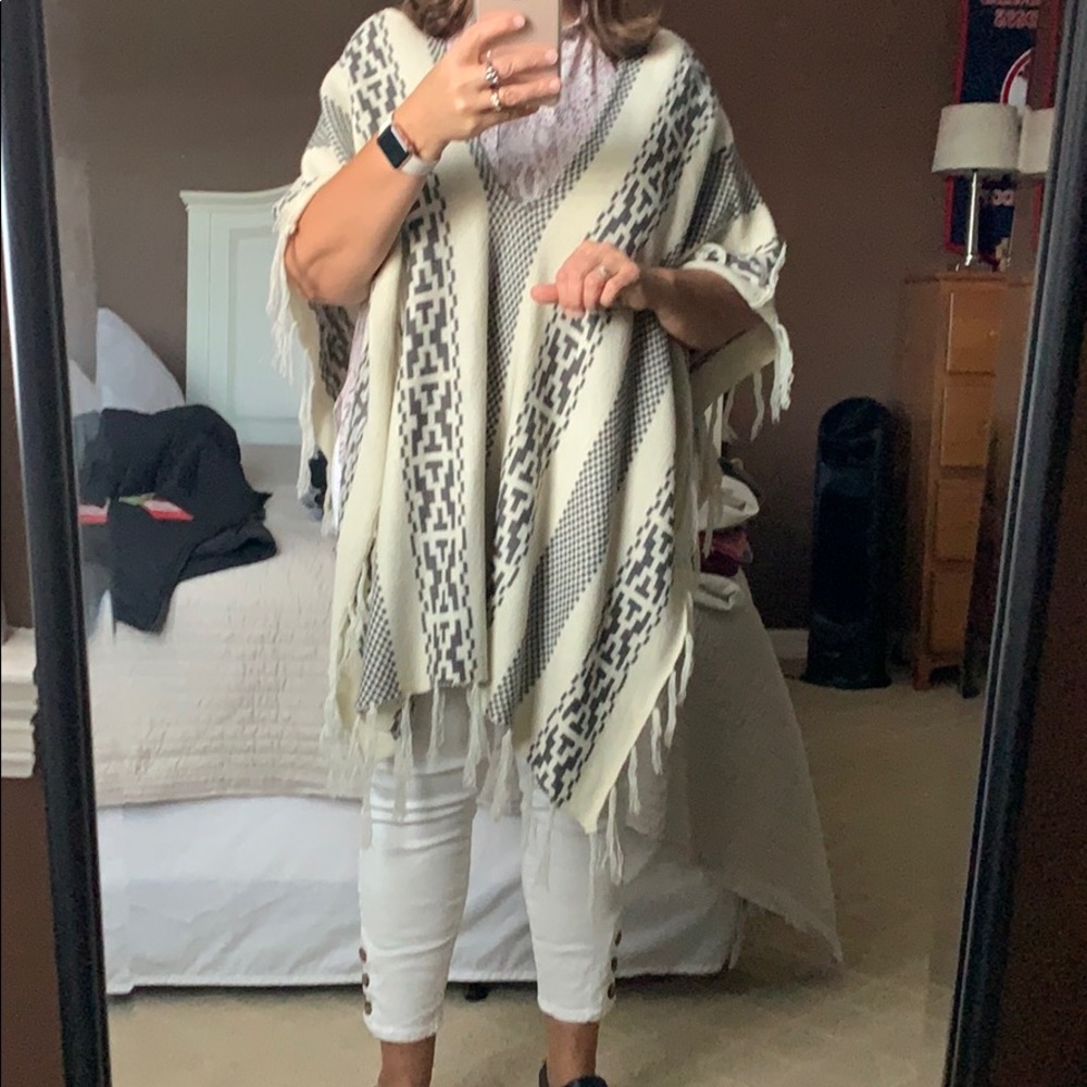 Izzy & Lola Cream & Gray Fringe Open Poncho M/L